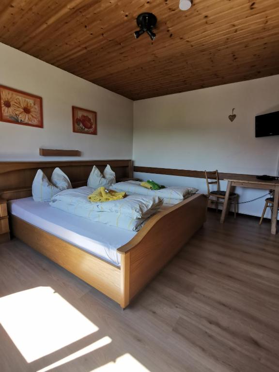 Postel nebo postele na pokoji v ubytování Hotel Garni Austermayer