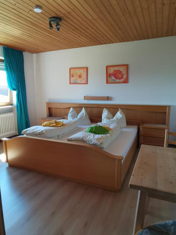 Postel nebo postele na pokoji v ubytování Hotel Garni Austermayer