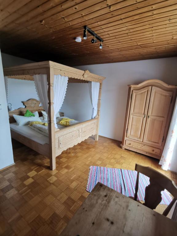 Postel nebo postele na pokoji v ubytování Hotel Garni Austermayer