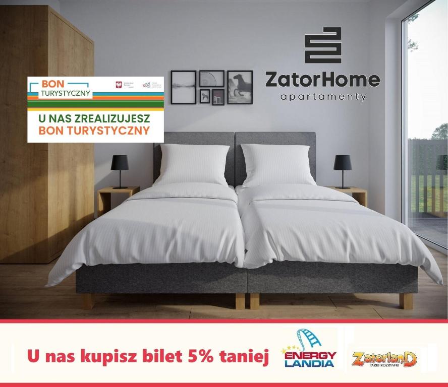 una camera da letto con letto, lenzuola e cuscini bianchi di ZatorHome apartamenty - blisko Energylandii a Zator