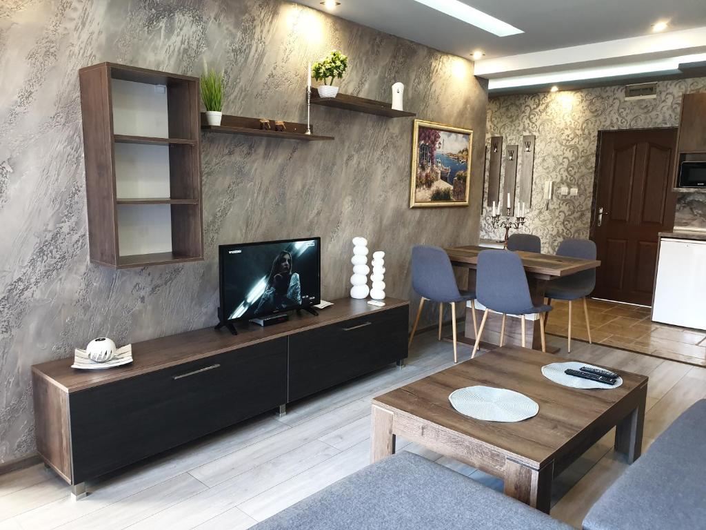 TV a/nebo společenská místnost v ubytování MitProt Panorama Bay 2 luks apartment 102