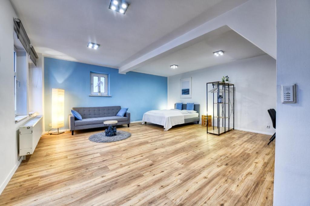 1 dormitorio con 1 cama y 1 sofá en una habitación en Fürthpartments, en Fürth