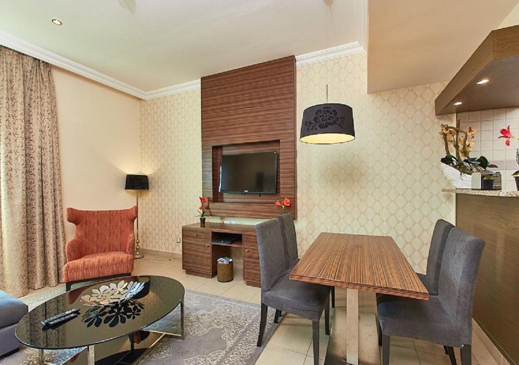 TV a/nebo společenská místnost v ubytování Mughal Suites