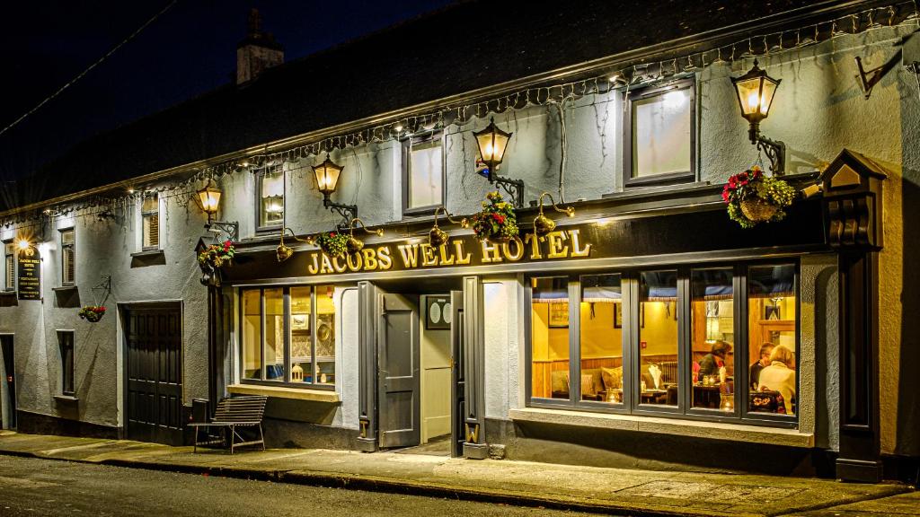 ein Gebäude mit einem Schild auf der Vorderseite in der Unterkunft Jacob's Well Hotel in Rathdrum