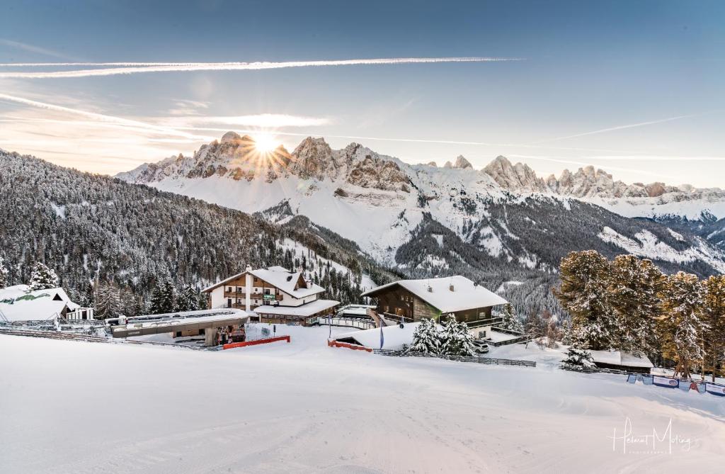 un lodge de esquí en las montañas en la nieve en Berghotel Schlemmer en Bressanone