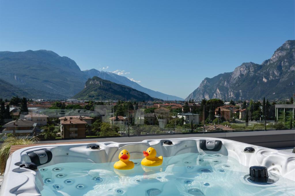 Nespecifikovaný výhled na hory nebo výhled na hory při pohledu z hotelu