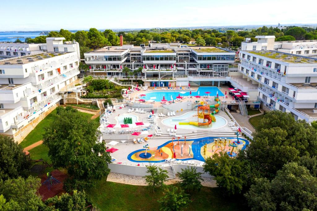 een luchtzicht op een waterpark in een resort bij Hotel Delfin Plava Laguna in Poreč