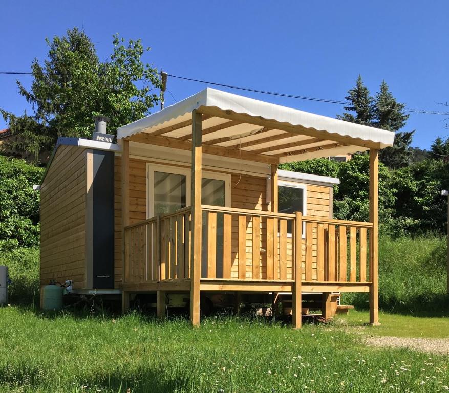 Cabaña de madera con porche y techo en Amelia Camping, en Amélie-les-Bains-Palalda