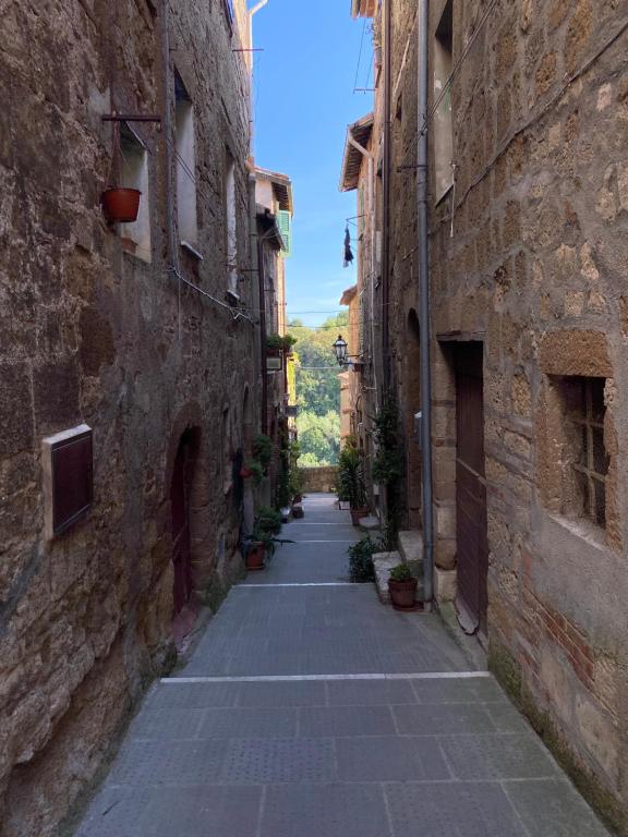 alejka pomiędzy dwoma budynkami na Starym Mieście w obiekcie Le Casette nel Borgo w mieście Pitigliano
