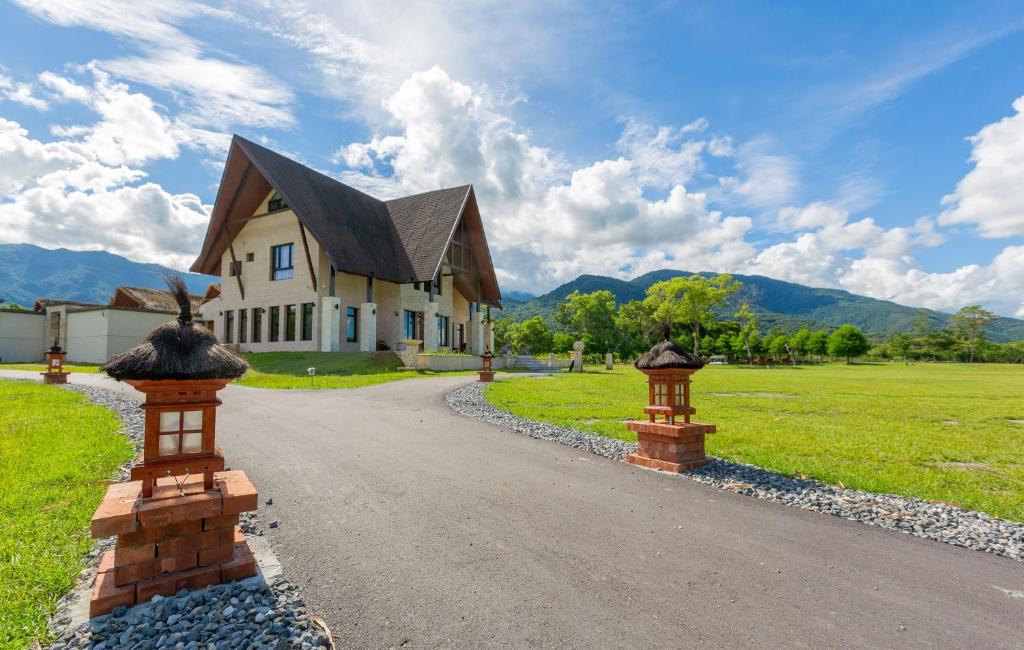 een huis met een gambrel dak op een weg bij Dreams bali Manor in Ruisui