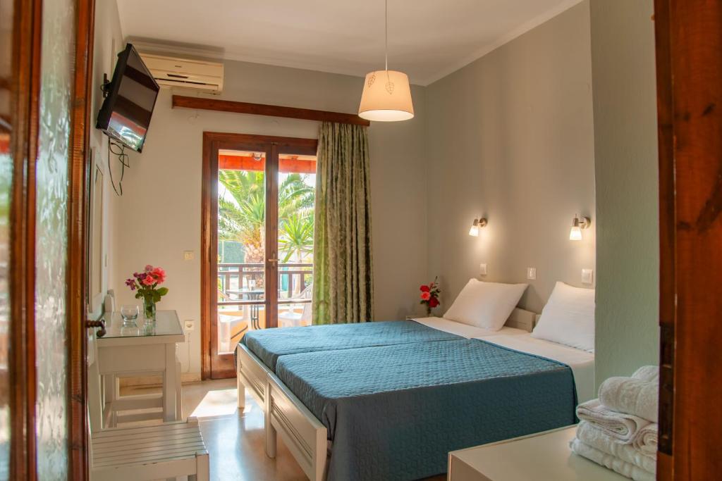 Postel nebo postele na pokoji v ubytování Eleni Apartments