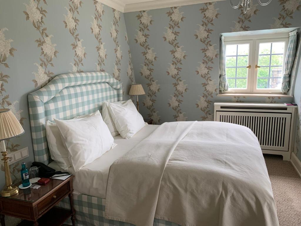 Postel nebo postele na pokoji v ubytování Schlosshotel Kronberg - Hotel Frankfurt
