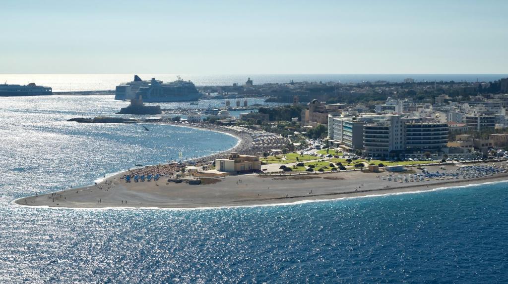 eine Luftansicht auf einen Strand im Meer in der Unterkunft Cactus Hotel in Rhodos (Stadt)