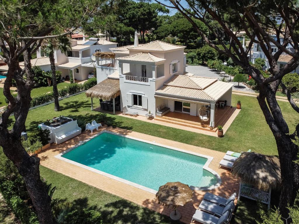 una vista aérea de una casa con piscina en Villa Sunset,sleeps 9,heatable pool,walk to marina, en Vilamoura