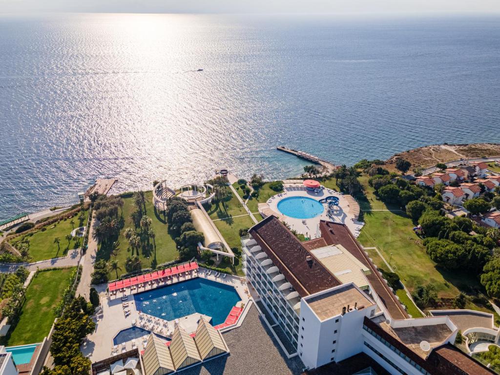 Luftblick auf ein Resort und das Meer in der Unterkunft Grand Hotel Ontur Cesme in Cesme