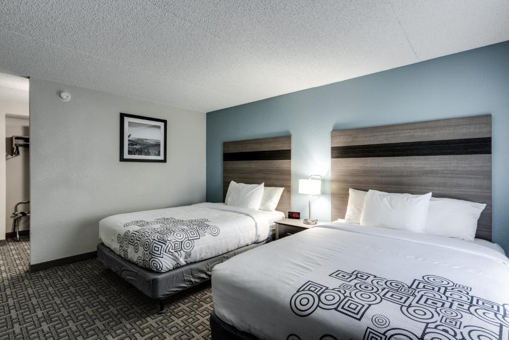 Postel nebo postele na pokoji v ubytování Days Inn & Suites by Wyndham Spokane