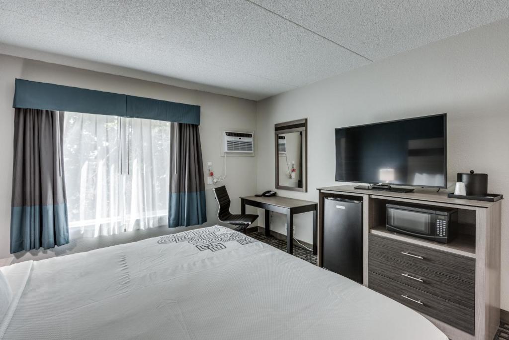 Postel nebo postele na pokoji v ubytování Days Inn & Suites by Wyndham Spokane