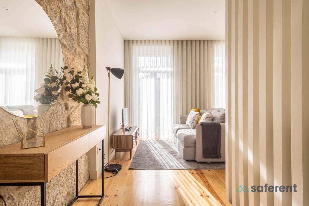 - un salon avec un canapé et une télévision dans l'établissement Light-filled Bonjardim Apartments, à Porto