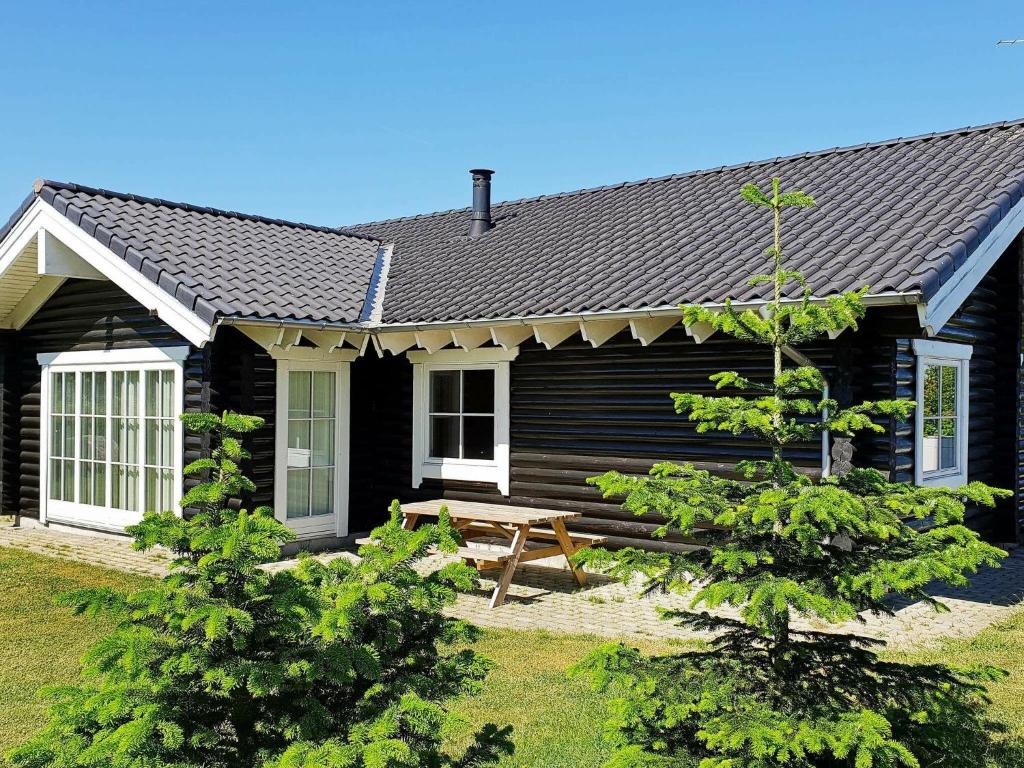 Skovbyballeにある8 person holiday home in Sydalsの黒い家