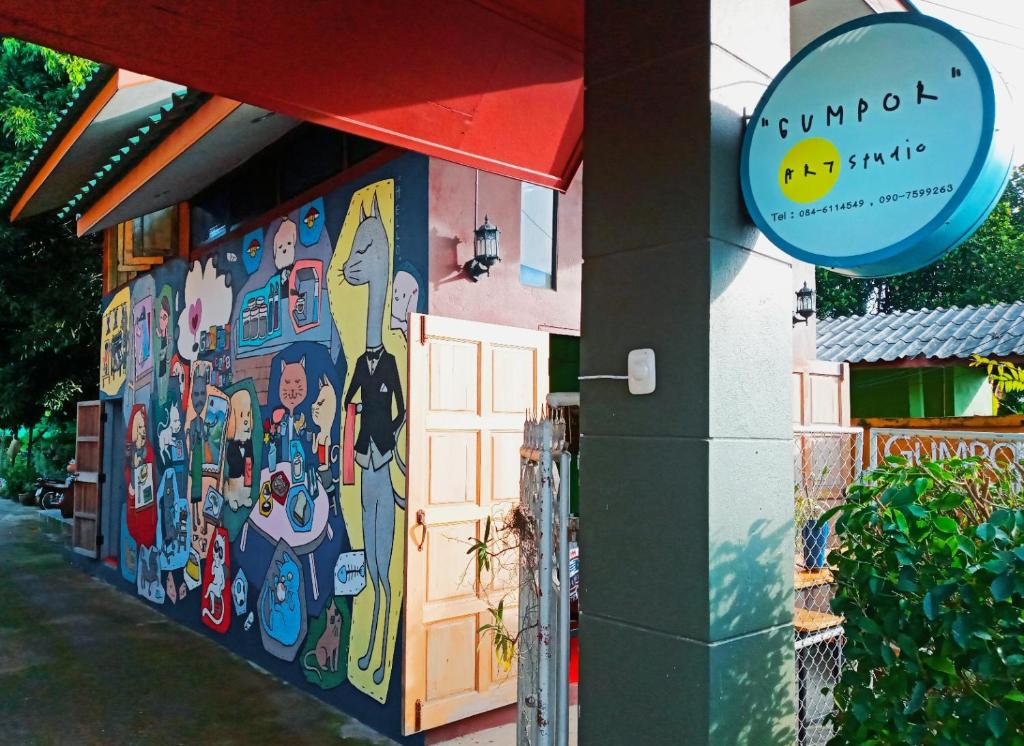 un bâtiment avec une fresque sur son côté dans l'établissement Gumpor Art Studio, à Chiang Rai