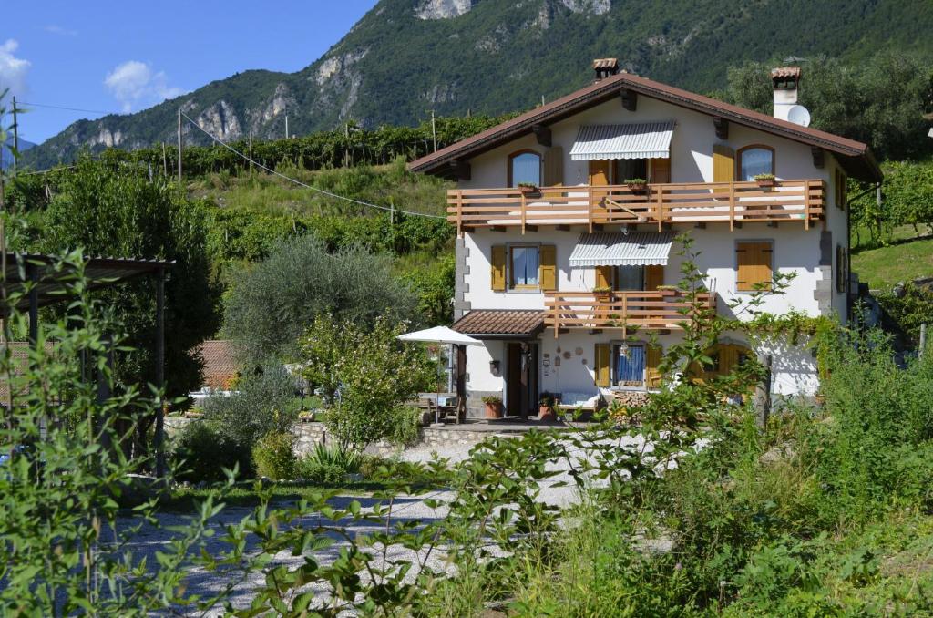 una casa en una colina con montañas en el fondo en Cà Ulivi, en Ala