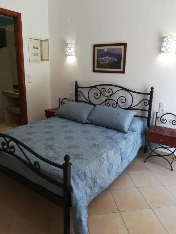 Postel nebo postele na pokoji v ubytování Leonidas Apartments