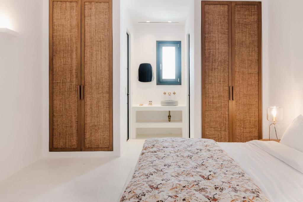 Postel nebo postele na pokoji v ubytování Koukoumi Vegan Boutique Hotel
