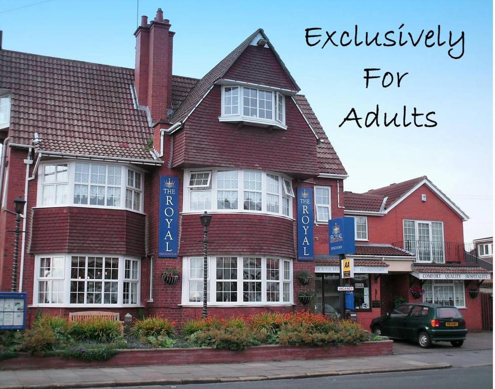 una casa de ladrillo rojo con signos azules en ella en The Royal Bridlington, en Bridlington