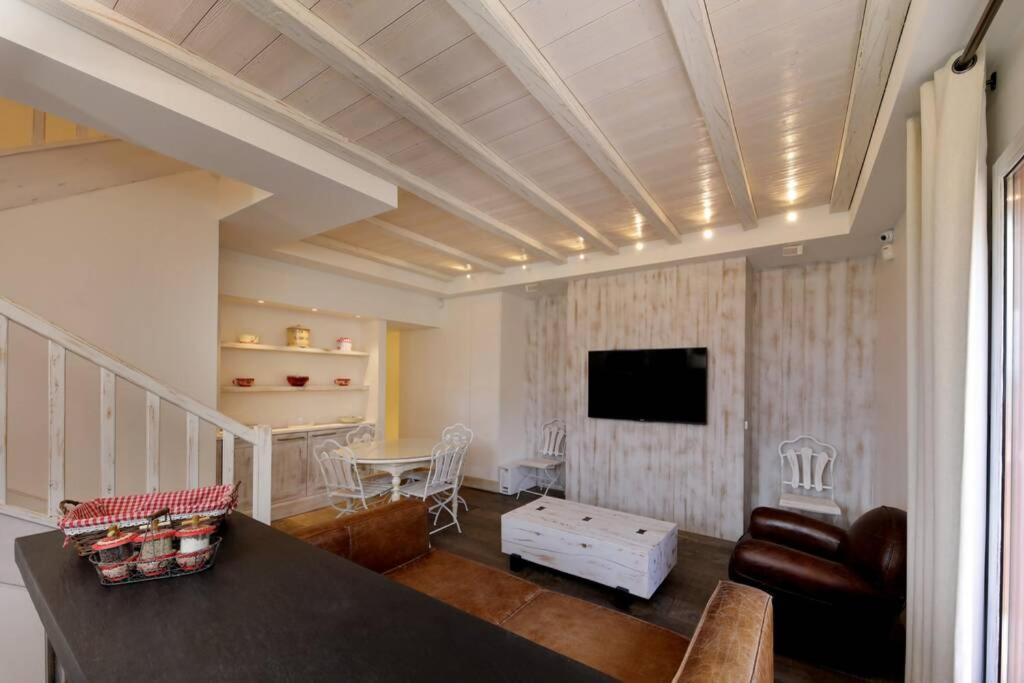 ein Wohnzimmer mit einem Sofa und einem TV in der Unterkunft 3 pièces de grand standing aux pieds des pistes Valberg in Valberg