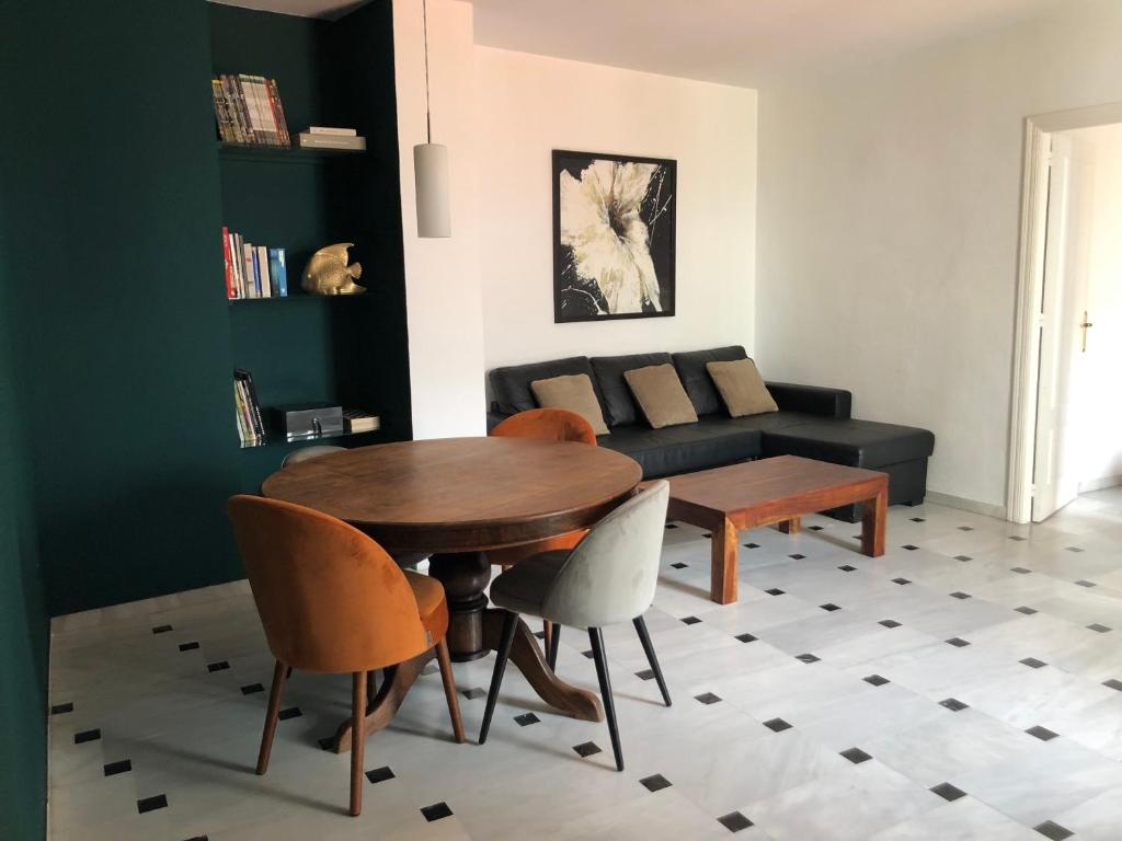 a living room with a table and a couch at Apartamento Los Olivos Jerez in Jerez de la Frontera