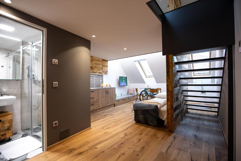 uma casa de banho com chuveiro e uma cama num quarto em Becycle Sustainable stay and travel em Maribor