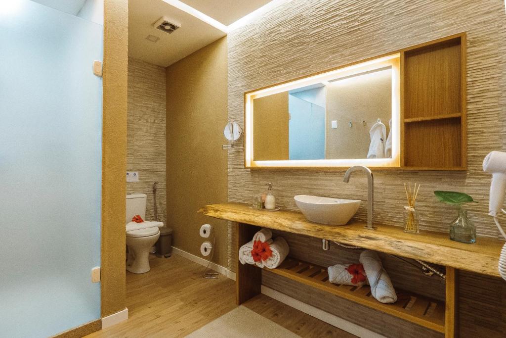  Dolphin Hotel