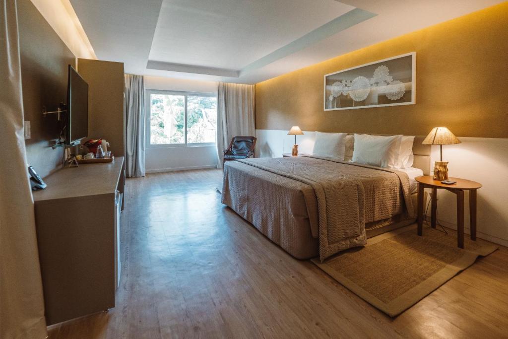  Dolphin Hotel