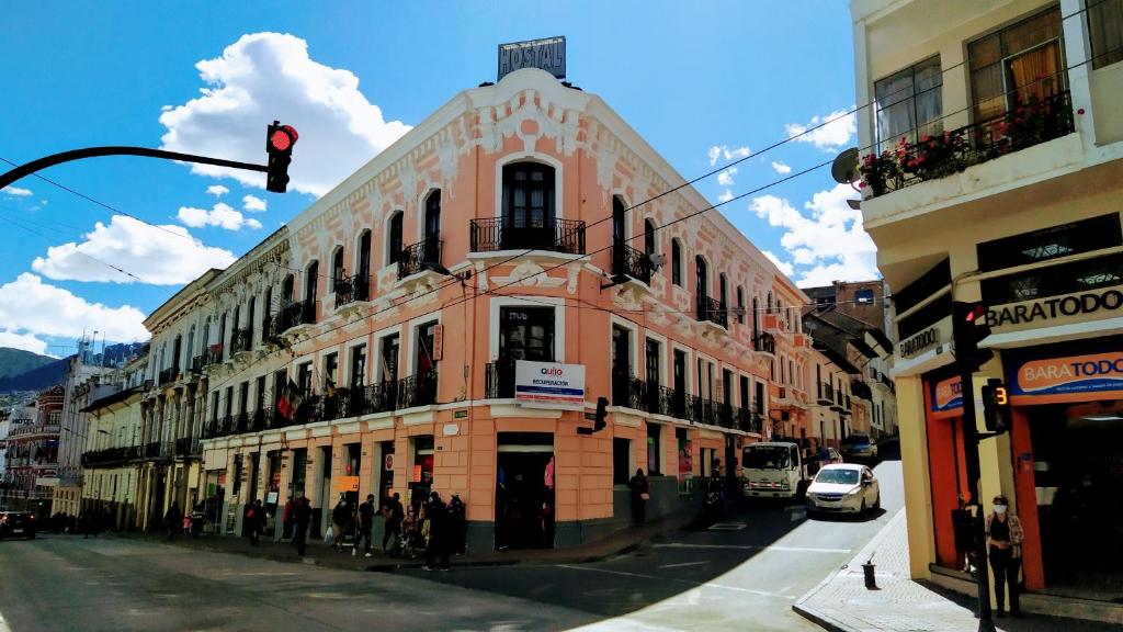 un semaforo rosso su una strada cittadina con edifici di Hostal Latitud Ecuem a Quito