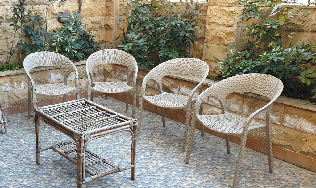 un gruppo di sedie su un patio di Mamora Beach Alexandria Egypt ad Alessandria d'Egitto
