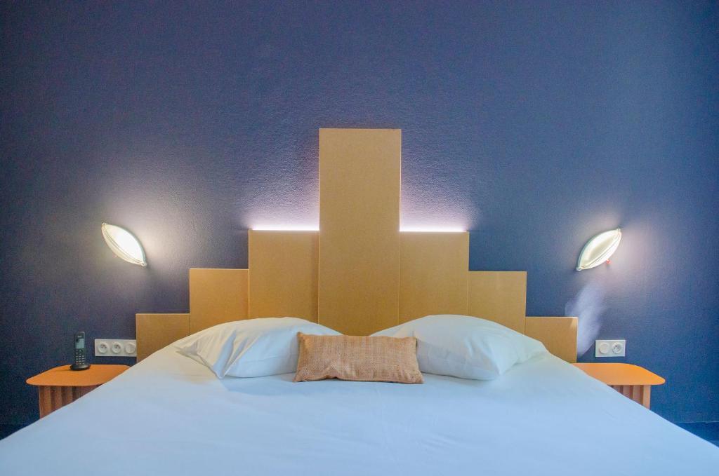 Postel nebo postele na pokoji v ubytování Hôtel IMPERATOR Béziers