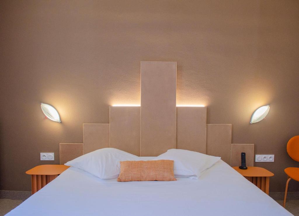 Postel nebo postele na pokoji v ubytování Hôtel IMPERATOR Béziers