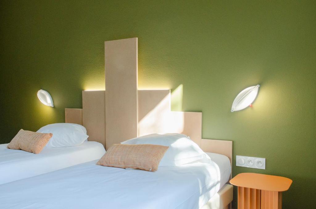 Postel nebo postele na pokoji v ubytování Hôtel IMPERATOR Béziers