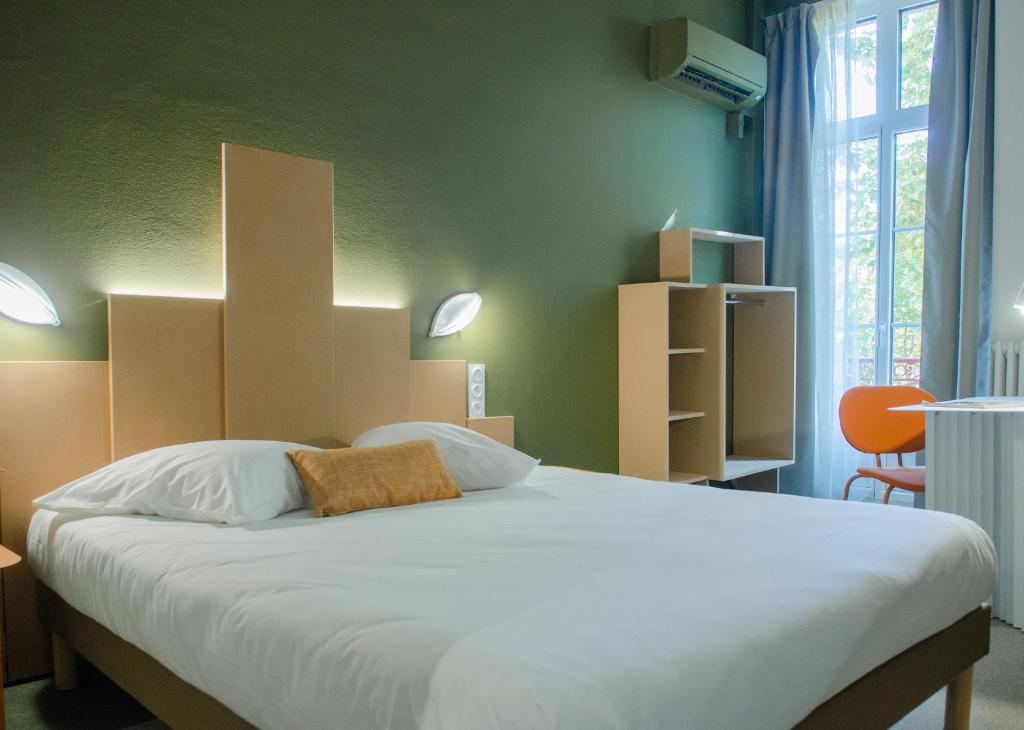 Hôtel IMPERATOR Béziers tesisinde bir odada yatak veya yataklar