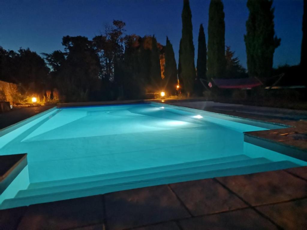 une piscine éclairée la nuit dans l'établissement Le Durivum, à Montaigu-Vendée