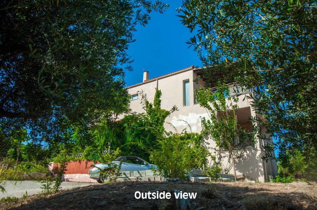 ein Gebäude mit einem davor geparkt in der Unterkunft Helmata Villa with privecy in Argostoli