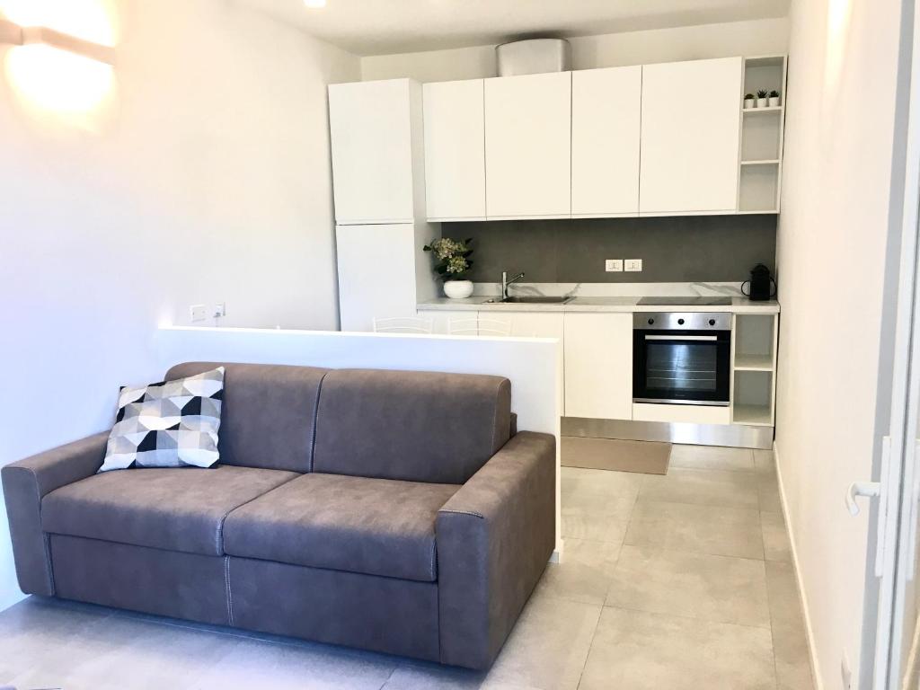 ein Wohnzimmer mit einem Sofa in der Küche in der Unterkunft YOUR HOME MILANO Bellinzago Lombardo in Bellinzago Lombardo