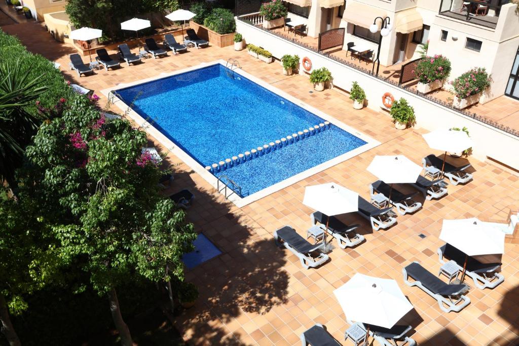 Bazén v ubytování Apartamentos Jade - Adults Only nebo v jeho okolí