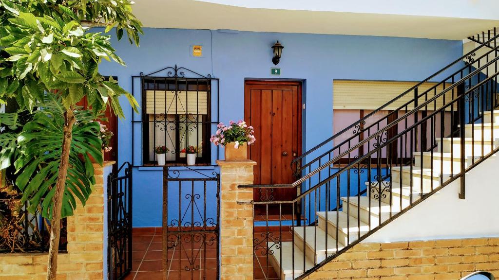 ein blaues Haus mit Treppe und Tür in der Unterkunft Apartamento Fuengirola Centro in Fuengirola