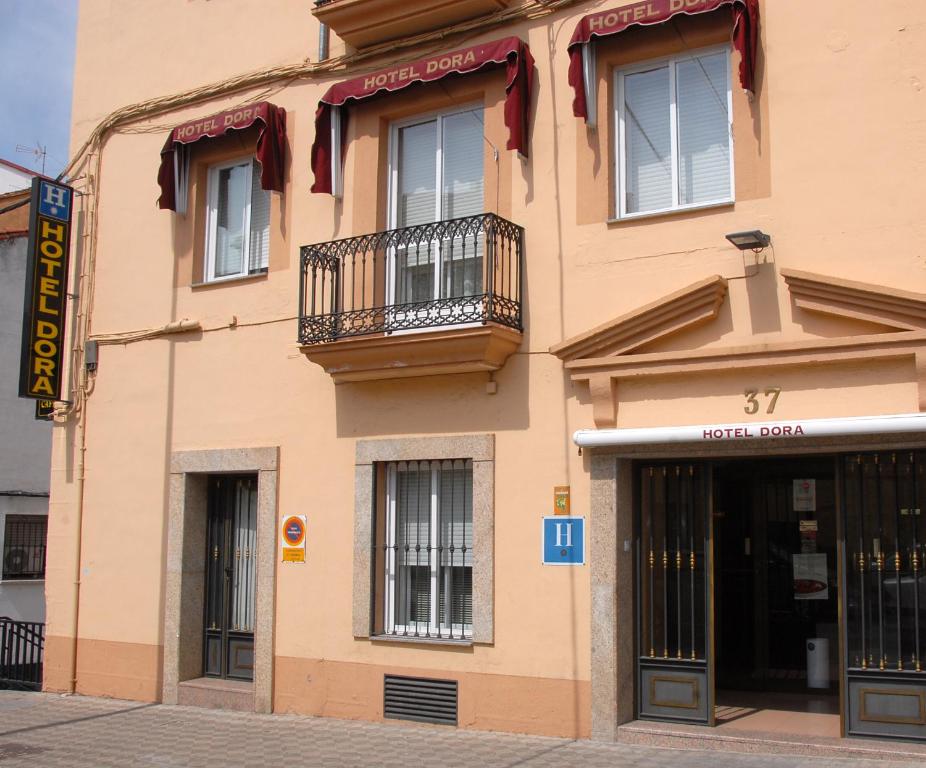 een gebouw in een stadsstraat met een winkel bij Hotel Dora in Plasencia