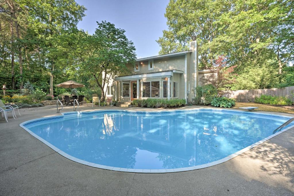 ein großer blauer Pool vor einem Haus in der Unterkunft Lovely Holland Home with 1 Mile to Lake Michigan! in Holland