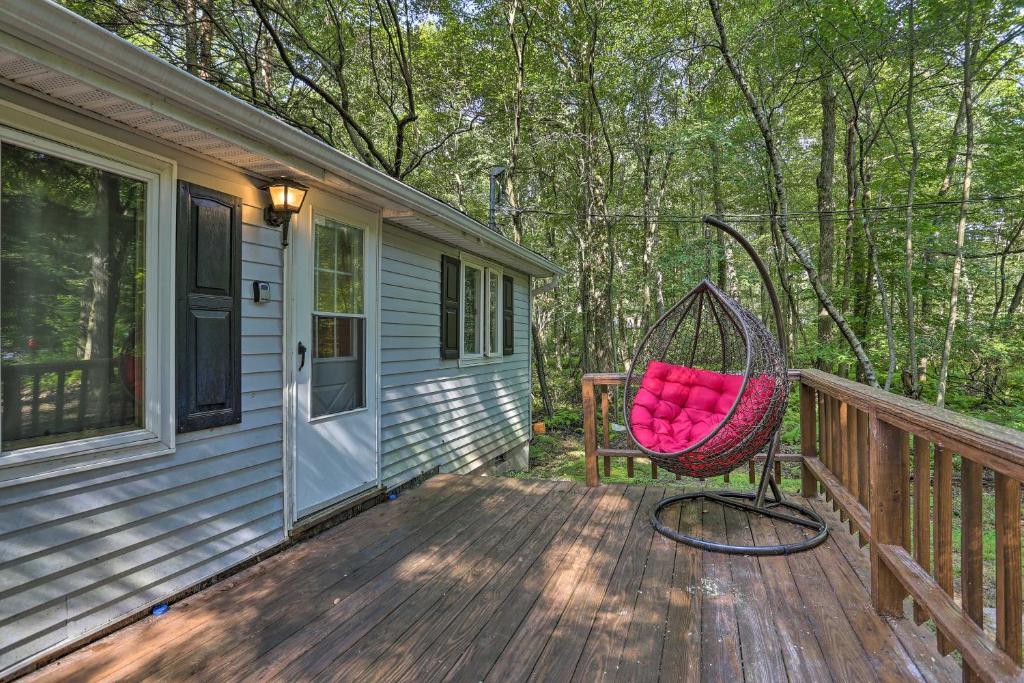 Gallery image of North Arrowhead Lake Cabin with Deck, Pets Welcome! in Pocono Lake