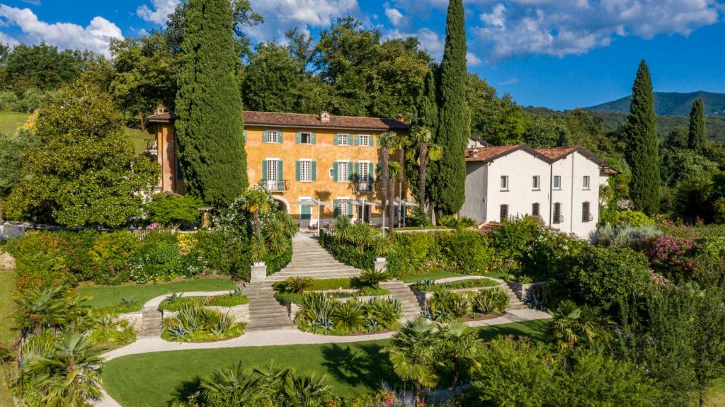 una vista aérea de una casa con jardín en Borgo il Mezzanino en Salò