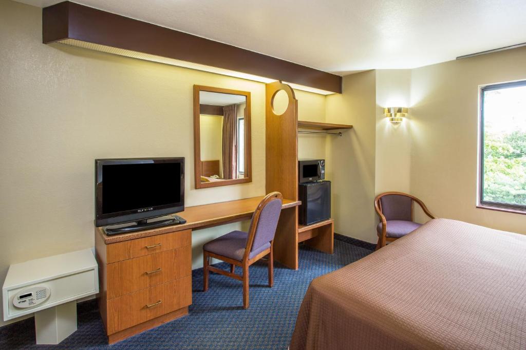 Travelodge by Wyndham Fort Myers Airport - 
