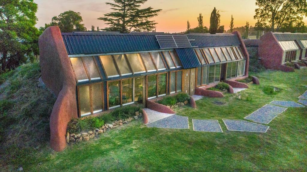 - une vue sur un bâtiment doté de panneaux solaires dans l'établissement Caliu Earthship Ecolodge, à Colonia del Sacramento